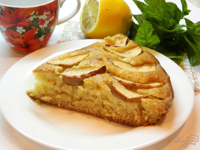 Фото приготовление рецепта: Быстрый пирог с яблоками шаг №7
