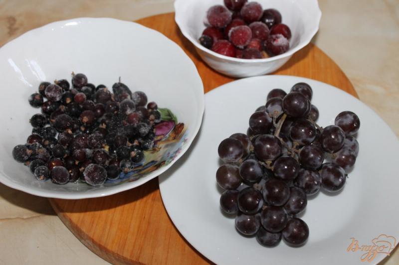 Фото приготовление рецепта: Компот из винограда, смородины и вишни шаг №1