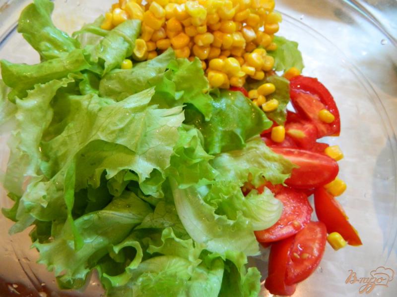 Фото приготовление рецепта: Салат из помидоров, огурцов и сладкой кукурузы шаг №3