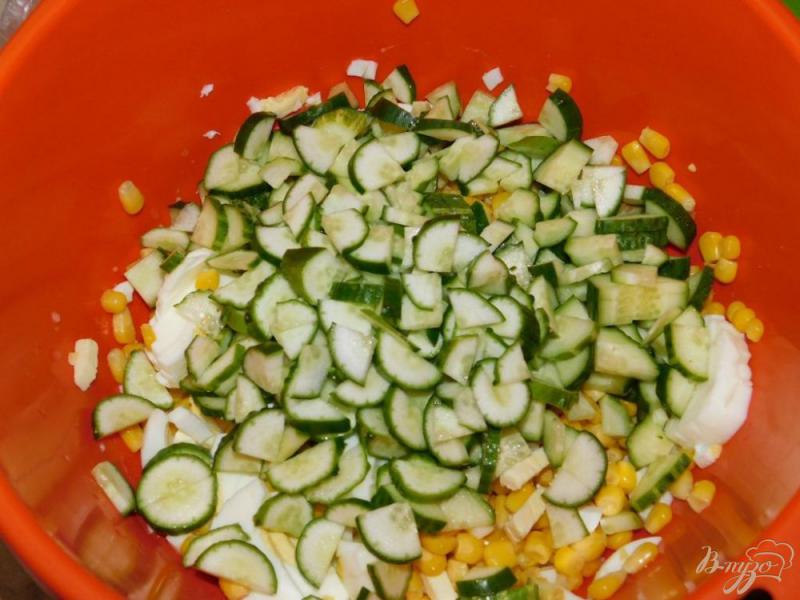 Фото приготовление рецепта: Салат с кукурузой и ветчиной шаг №2