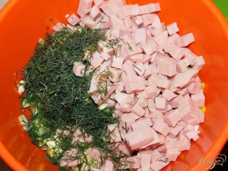 Фото приготовление рецепта: Салат с кукурузой и ветчиной шаг №3