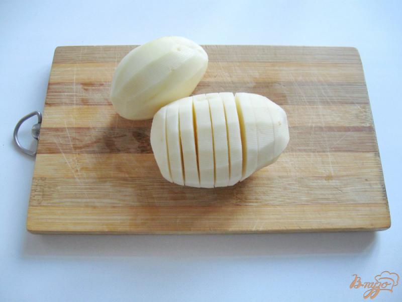 Фото приготовление рецепта: Картофель запечённый в  фольге с колбасой и сыром шаг №1