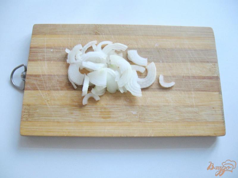 Фото приготовление рецепта: Картофель запечённый в  фольге с колбасой и сыром шаг №2