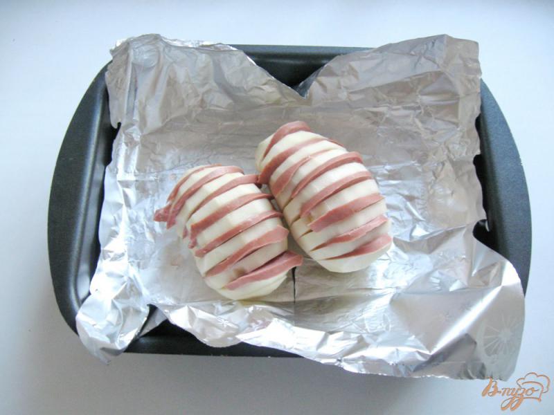 Фото приготовление рецепта: Картофель запечённый в  фольге с колбасой и сыром шаг №4