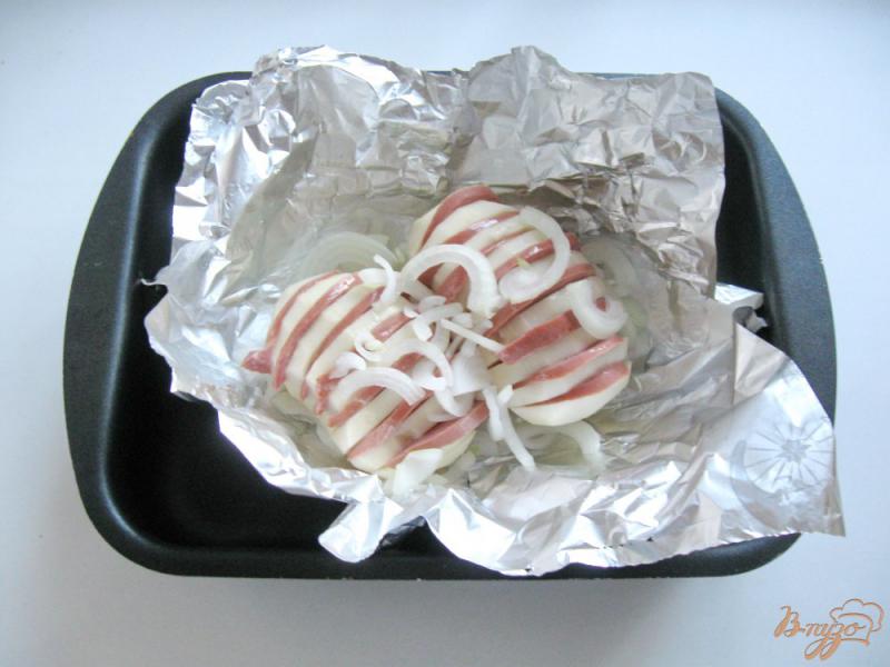 Фото приготовление рецепта: Картофель запечённый в  фольге с колбасой и сыром шаг №5
