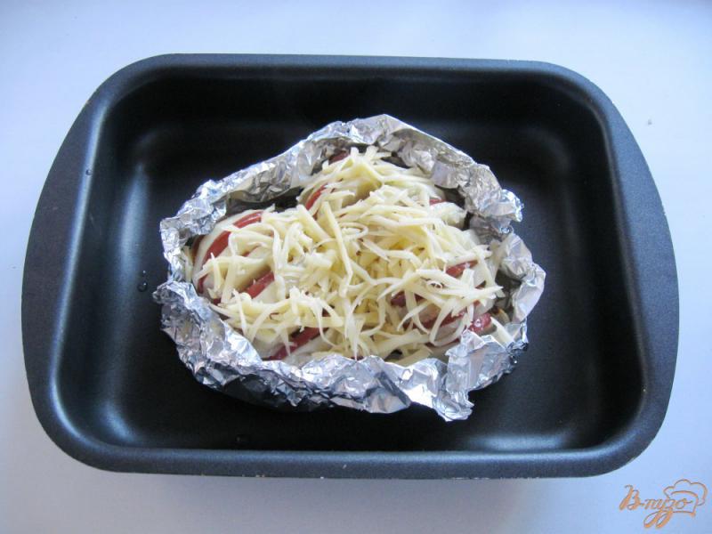 Фото приготовление рецепта: Картофель запечённый в  фольге с колбасой и сыром шаг №8