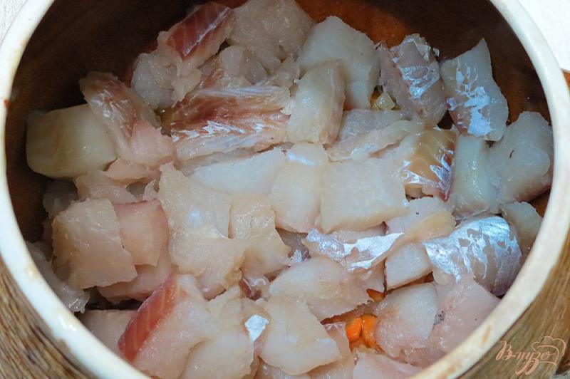 Фото приготовление рецепта: Рис с минтаем в горшочке шаг №6