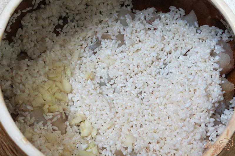 Фото приготовление рецепта: Рис с минтаем в горшочке шаг №7