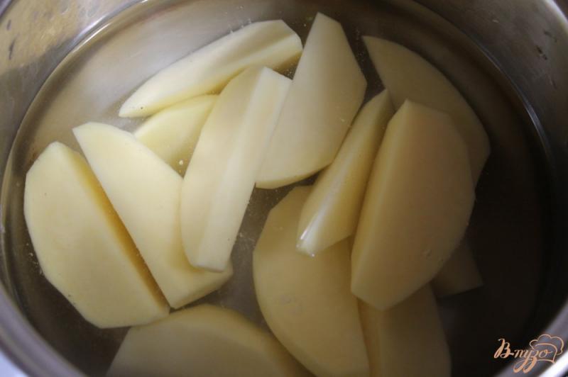 Фото приготовление рецепта: Картофель с грибами и шпинатом в сливочном соусе шаг №2
