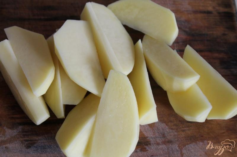 Фото приготовление рецепта: Картофель с грибами и шпинатом в сливочном соусе шаг №1