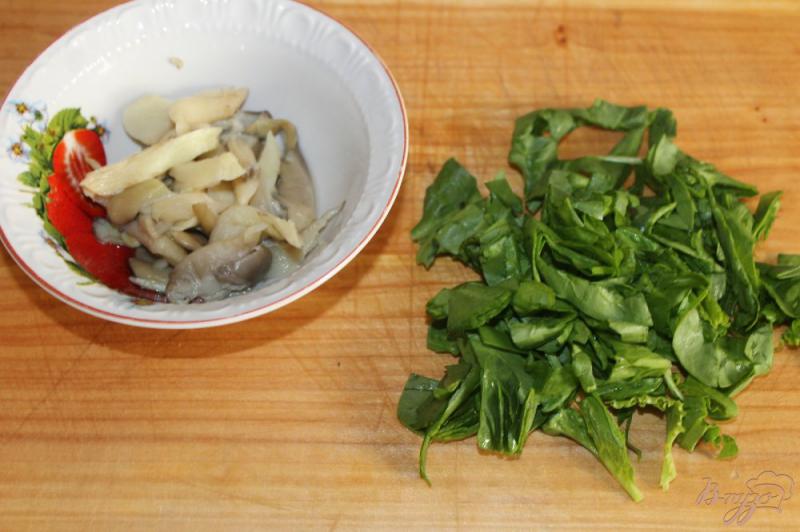 Фото приготовление рецепта: Картофель с грибами и шпинатом в сливочном соусе шаг №4