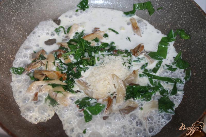 Фото приготовление рецепта: Картофель с грибами и шпинатом в сливочном соусе шаг №7