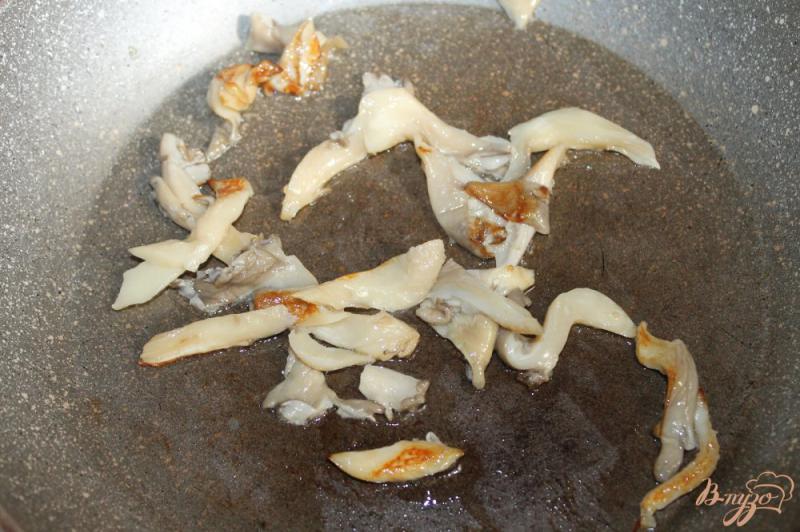 Фото приготовление рецепта: Картофель с грибами и шпинатом в сливочном соусе шаг №5