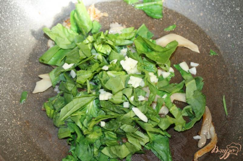 Фото приготовление рецепта: Картофель с грибами и шпинатом в сливочном соусе шаг №6