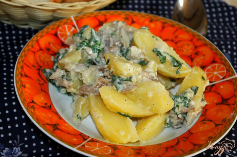 Фото приготовление рецепта: Картофель с грибами и шпинатом в сливочном соусе шаг №9