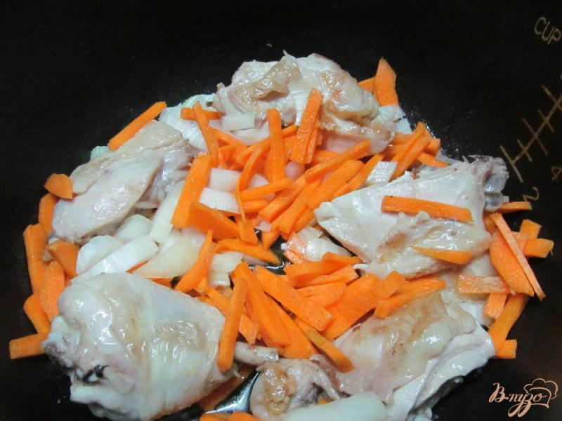 Фото приготовление рецепта: Плов с курицей и грибами в мультиварке шаг №2