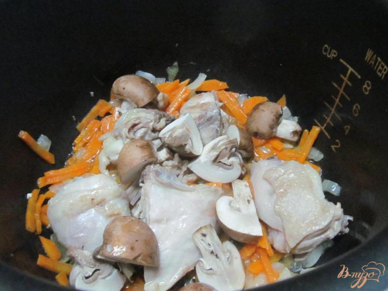 Фото приготовление рецепта: Плов с курицей и грибами в мультиварке шаг №3
