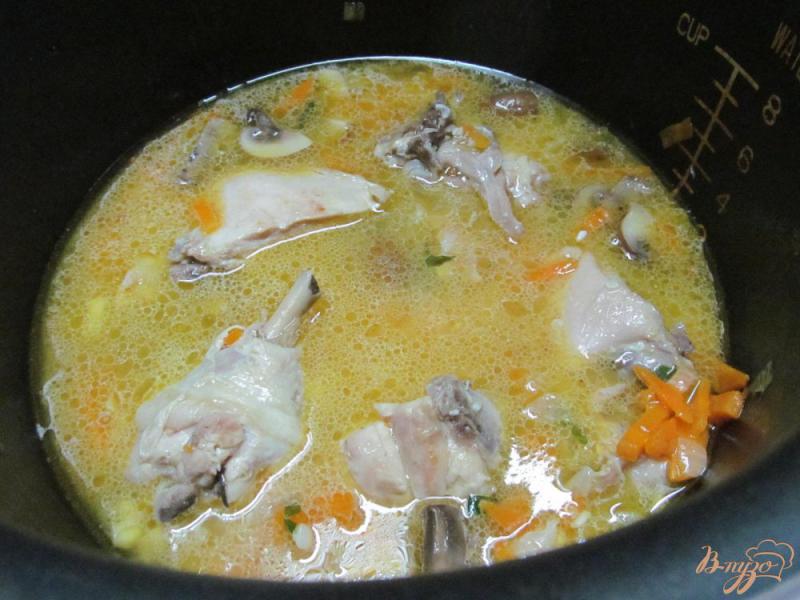 Фото приготовление рецепта: Плов с курицей и грибами в мультиварке шаг №4