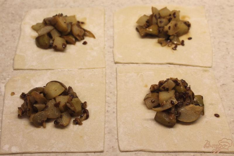 Фото приготовление рецепта: Слойки с грушей, орехами и семенами льна шаг №4
