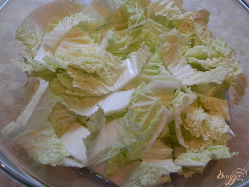 Фото приготовление рецепта: Салат из пекинской капусты и брынзы шаг №3