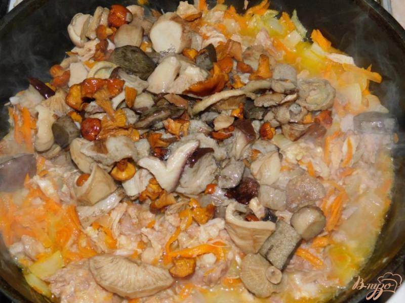 Фото приготовление рецепта: Гречневая каша с тушенкой и грибами шаг №4