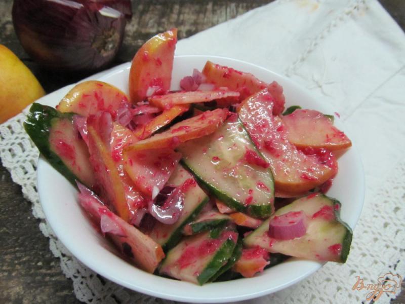 Фото приготовление рецепта: Немецкий салат из яблока и огурца с хреном шаг №4