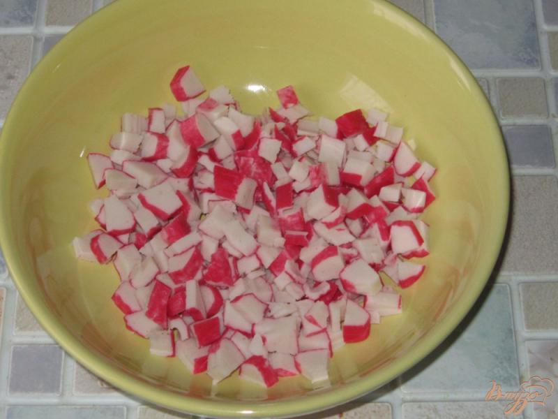 Фото приготовление рецепта: Салат с брынзой и крабовыми палочками шаг №1
