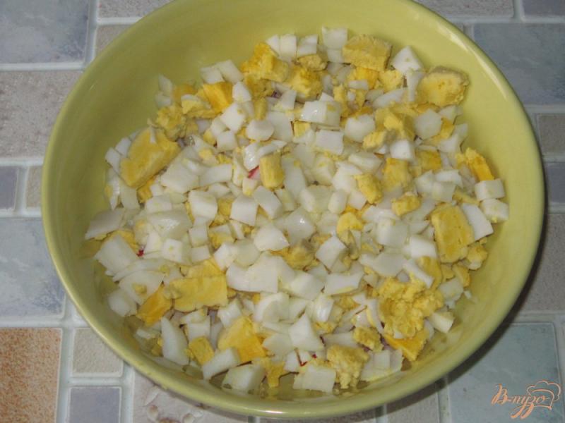 Фото приготовление рецепта: Салат с брынзой и крабовыми палочками шаг №2