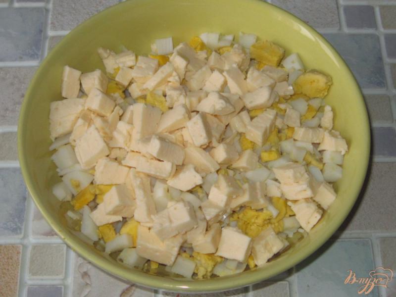 Фото приготовление рецепта: Салат с брынзой и крабовыми палочками шаг №3