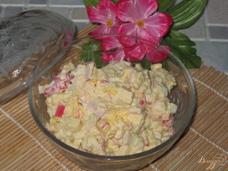 Фото приготовление рецепта: Салат с брынзой и крабовыми палочками шаг №5