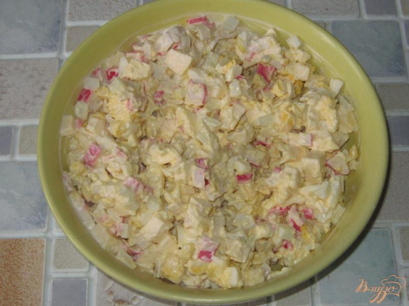 Фото приготовление рецепта: Салат с брынзой и крабовыми палочками шаг №4