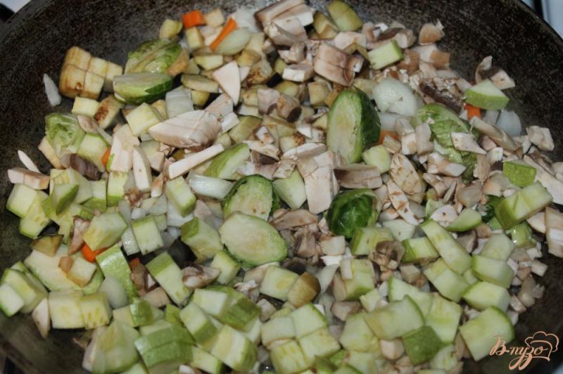 Фото приготовление рецепта: Гречка с брюссельской капустой и грибами шаг №3