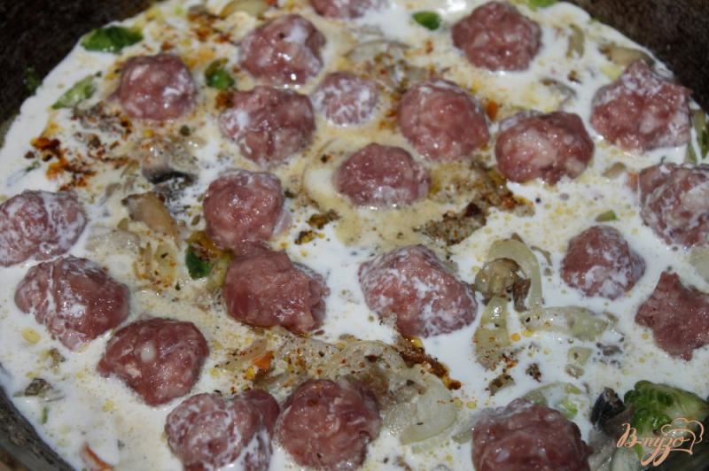 Фото приготовление рецепта: Свино - говяжьи фрикадельки с овощами в соусе шаг №5