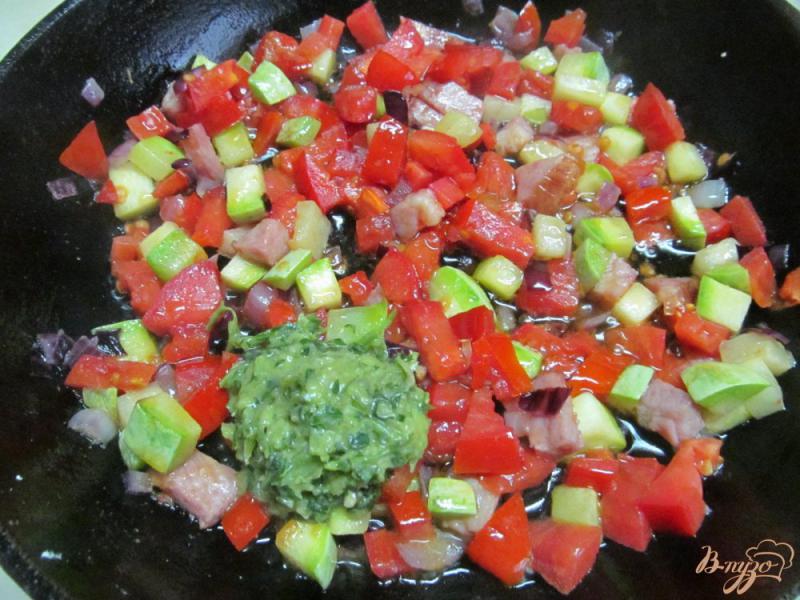 Фото приготовление рецепта: Фузилли с кабачком и помидором шаг №3