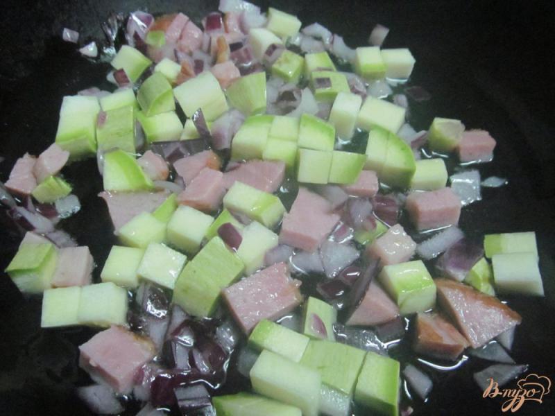 Фото приготовление рецепта: Фузилли с кабачком и помидором шаг №2
