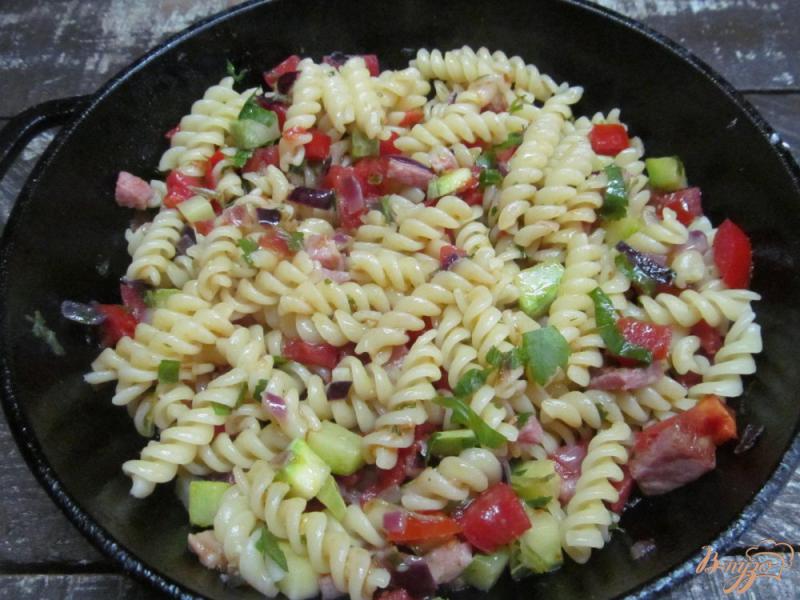Фото приготовление рецепта: Фузилли с кабачком и помидором шаг №4