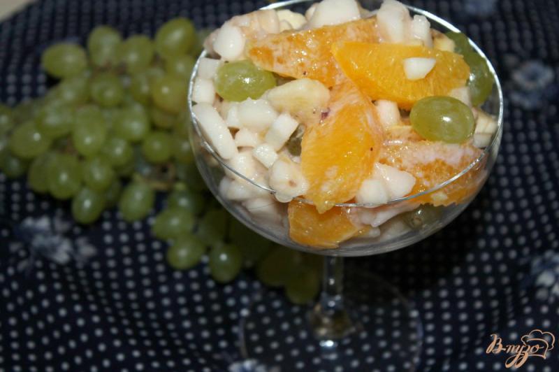 Фото приготовление рецепта: Фруктовый салат с грушами и виноградом шаг №4