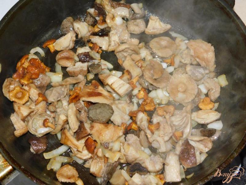 Фото приготовление рецепта: Мясо с овощами и грибами в горшочках шаг №4