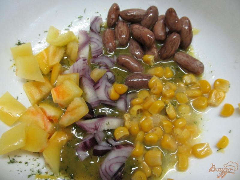 Фото приготовление рецепта: Салат с кукурузой фасолью и курицей шаг №2