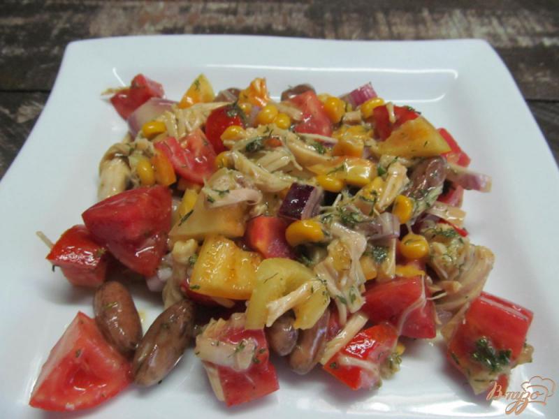 Фото приготовление рецепта: Салат с кукурузой фасолью и курицей шаг №4