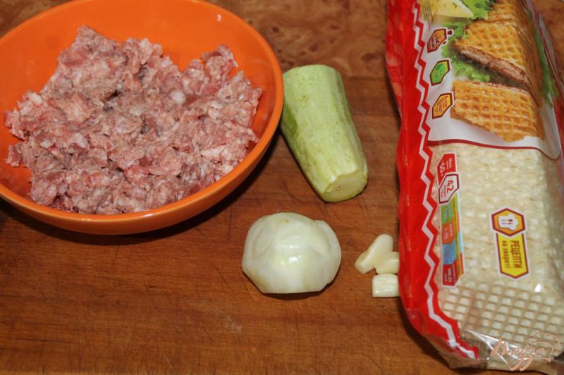 Фото приготовление рецепта: Вафельные бризоли с мясом и кабачком шаг №1