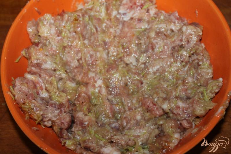 Фото приготовление рецепта: Вафельные бризоли с мясом и кабачком шаг №3