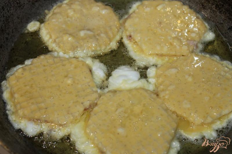 Фото приготовление рецепта: Вафельные бризоли с мясом и кабачком шаг №7