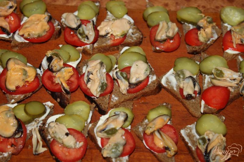 Фото приготовление рецепта: Угощение для гостей в виде канапе с маринованными мидиями и овощами шаг №5