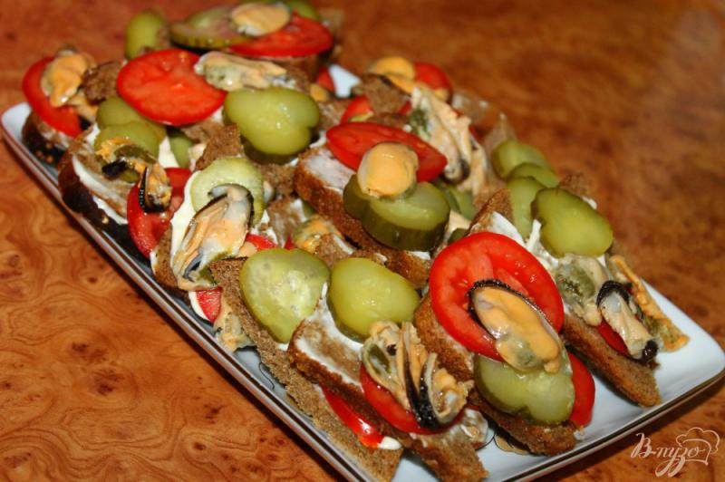 Фото приготовление рецепта: Угощение для гостей в виде канапе с маринованными мидиями и овощами шаг №6