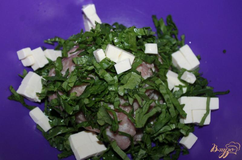 Фото приготовление рецепта: Мясные котлеты с кусочками плавленого сыра и шпината шаг №3