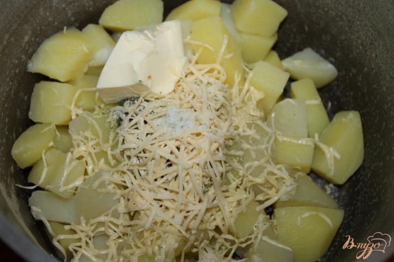 Фото приготовление рецепта: Картофельное пюре с сыром и шпинатным соусом шаг №4