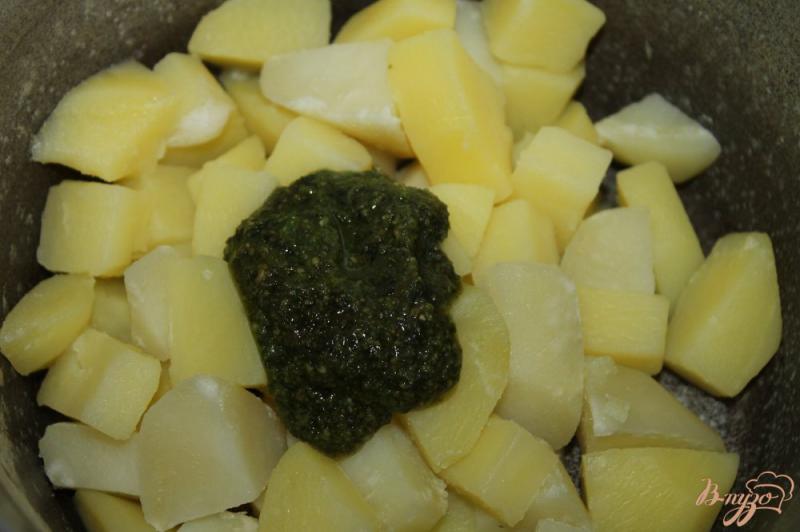 Фото приготовление рецепта: Картофельное пюре с сыром и шпинатным соусом шаг №3