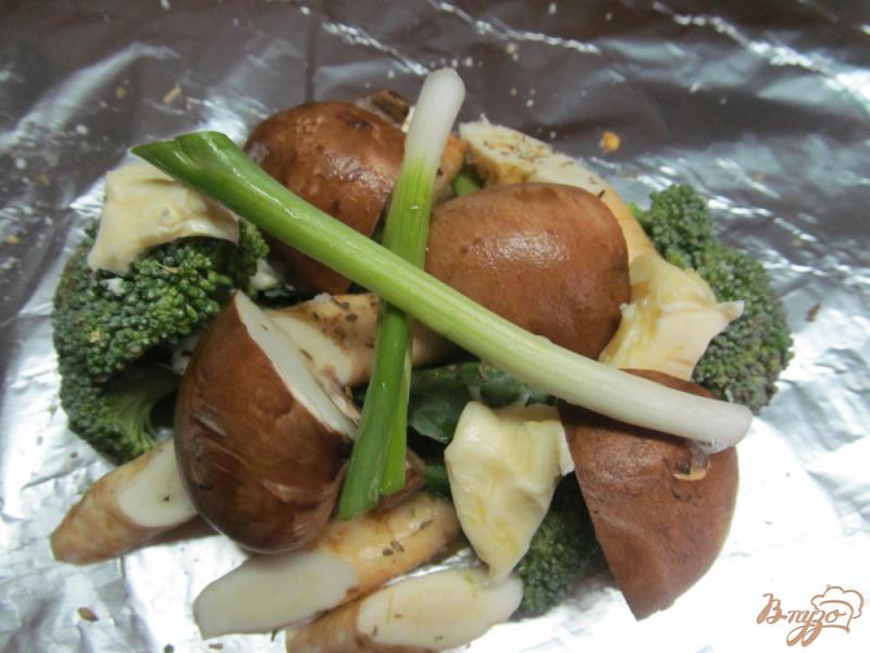 Фото приготовление рецепта: Хек с брокколи и пастернаком в фольге шаг №2