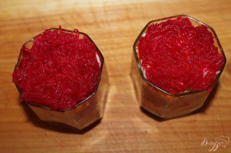 Фото приготовление рецепта: Свекольный салат с красной редькой и яблоком шаг №6